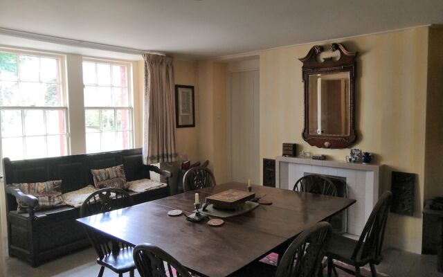 Beautiful 8-bed House in Angus