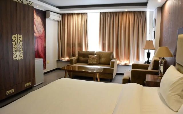 Crown Royal Hotel Tyr