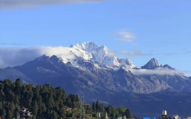 Ximan · Jade Dragon in Sight | Snow Top · Sunrise-Gilded Golden Mountain View Homestay – Outside – Lijiang