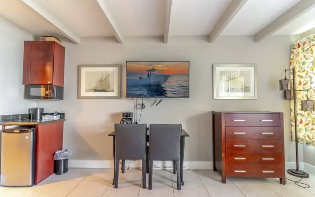 215 Little Harbor Inn