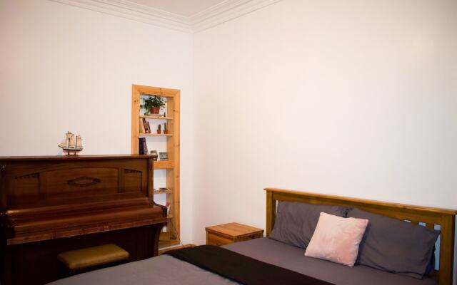 Traditional 1 Bedroom Colony Flat in Edinburgh