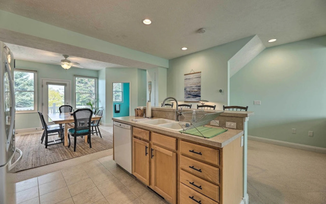 Bright Manistee Condo w/ Beach + Pool Access!