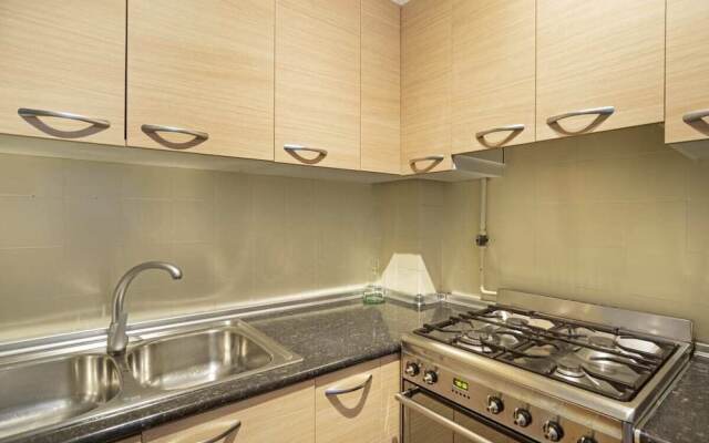 Spacious 4 Bed Apt Close To Sagrada Familia Temple