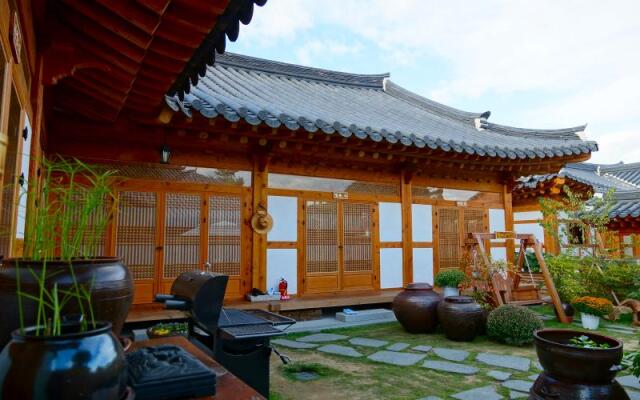 Jeonju Hanok Maeul Sukbak Deomeomoom