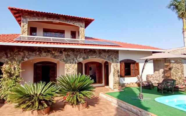 Casa com Piscina e Churrasqueira