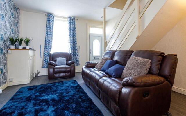 4 Beds Sleeps 6 - Elegance Leisure Stay, Burnley