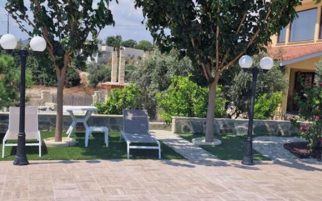 SUNNY CAPTAINS HOUSE with a pool