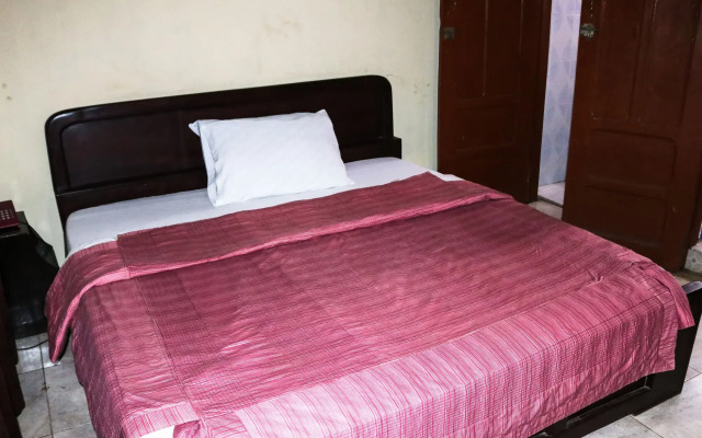 Vis-A-Vis Hotel