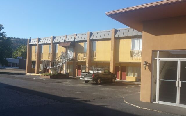 Econo Lodge Inn & Suites