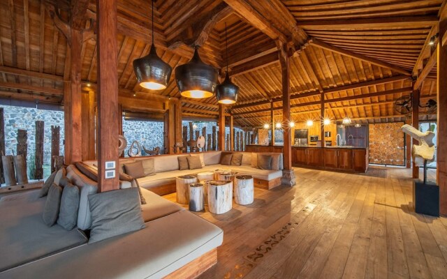 Palatial Wooden Villa, 4br, Lovina