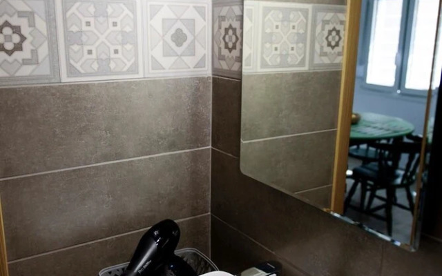 Renovated one bedroom flat in Kerameikos with courtyard by bnbPLUS