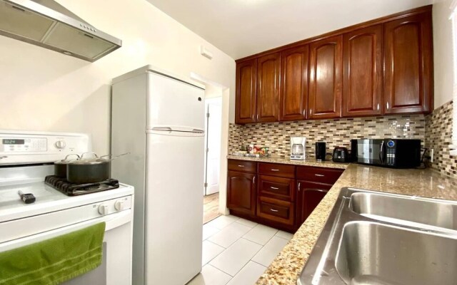 10 Min To The Beach! Perfect For A Family Or Friend Group. Self Check-in & Recently Renovated 2 Bedroom Apts by RedAwning