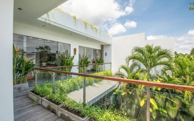 Luxury 4BR Haven, Steps to Canggu's Beach Elegance