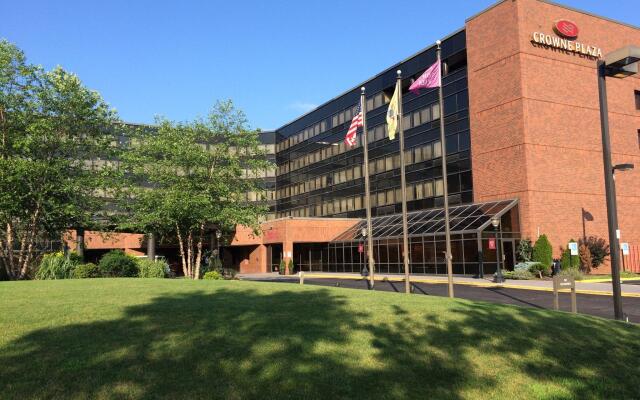 Crowne Plaza Edison by IHG