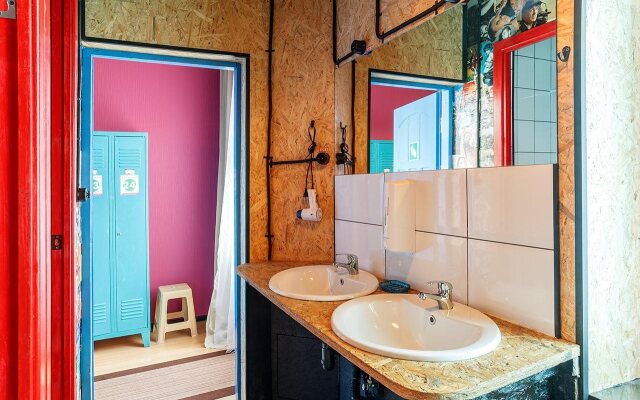 Юнайтед Колорс Хостел