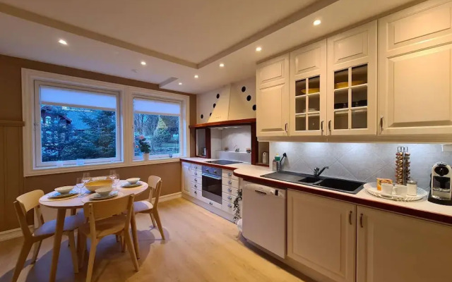 Beautiful, Spacious And Modern, 2-bedroom, Near Center, Free Parking