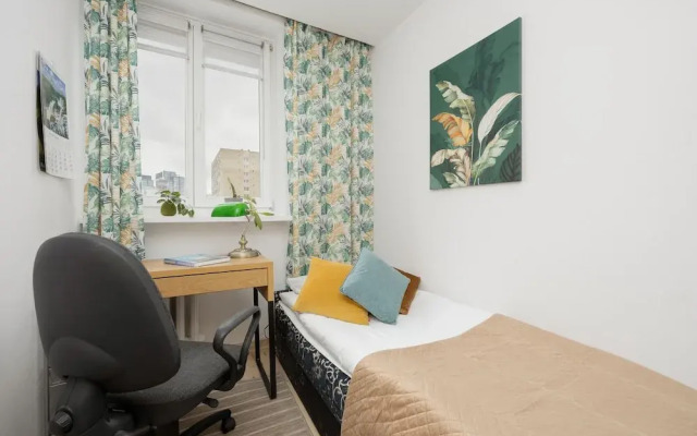 City Flowers Apartment Warsaw by Renters