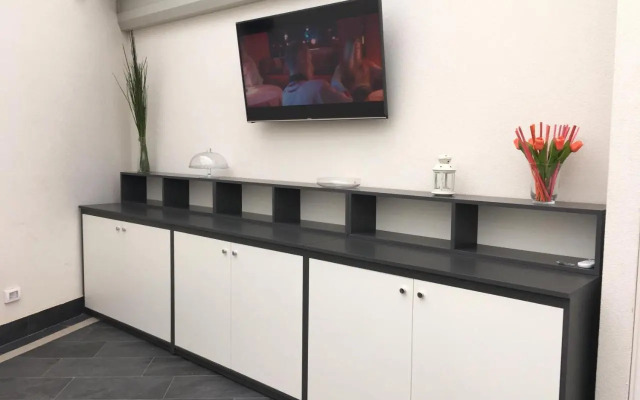 8room Hotel