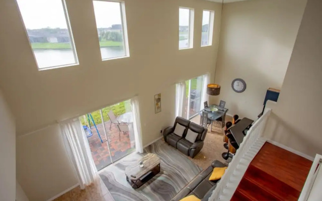 Cheerful 5 bed - 4 Bath Spacious Home