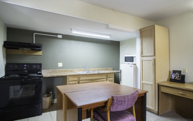 OYO Hotel Hutchinson KS West 4th Ave