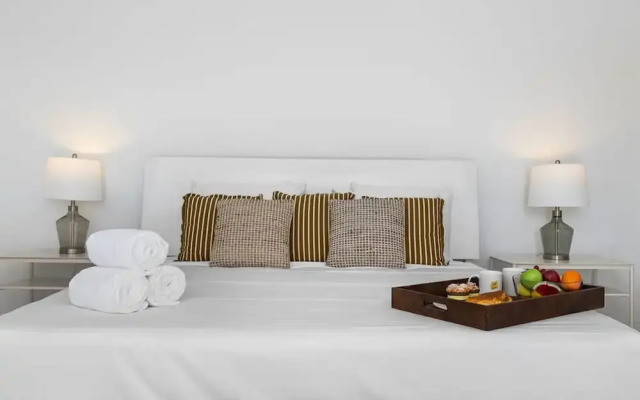 Beachfront Villa w Pool Sleeps 16 Dining Tub