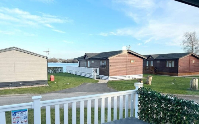 Beautiful 3-bed Hot Tub Lodge at Tattershall Lakes