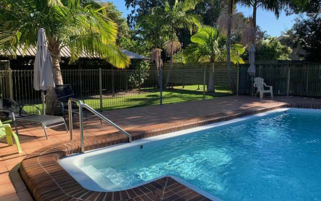 Sunny, 2-bedroom apartment with pool, 200m from Caseys beach