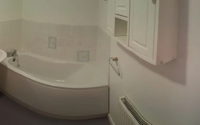 Riverview-2br-sleeps4-citycentre-parking-fastwifi