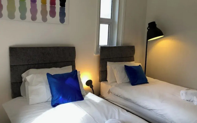 Apartmentsleeps6-balcony-freep-whiterabbitretreat