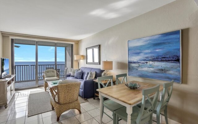 Charming Beachfront Condo With Pool, spa and Views