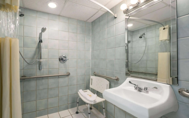 Days Inn by Wyndham Panama City Beach/Ocean Front