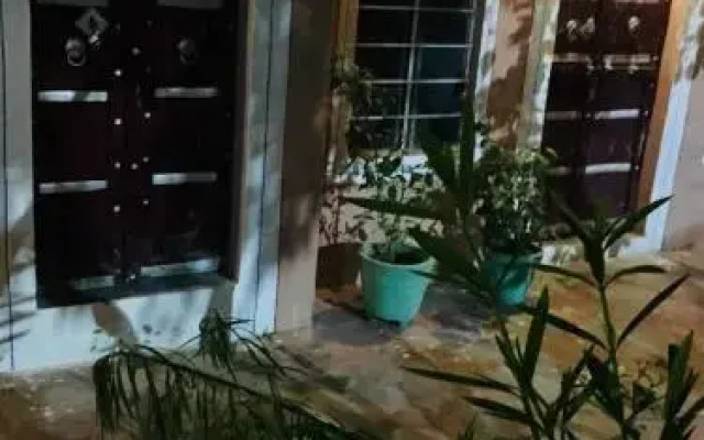 saffron guest house & hostel