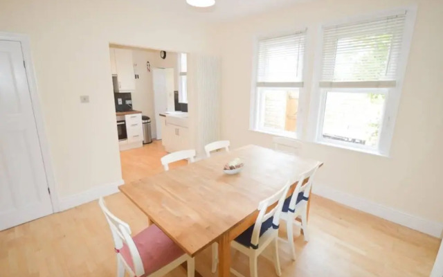 Spacious 3 Bedroom Home in Bath