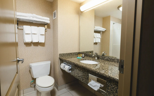 Redwood Inn & Suites - Grande Prairie