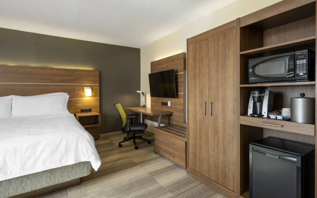 Holiday Inn Express Toronto - Downtown by IHG - Image 6
