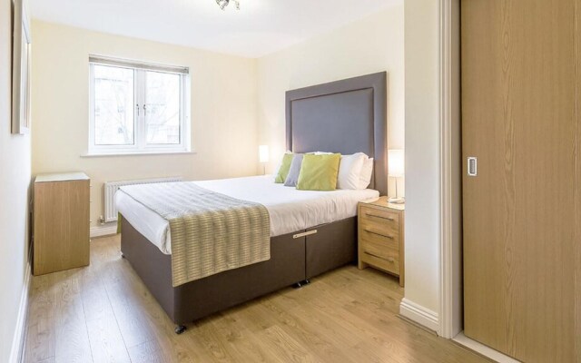 Continental Apartments -2-bed Farnborough Train St