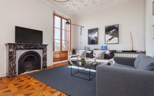 Sol in Barcelona with 2 bedrooms and 2 bathrooms