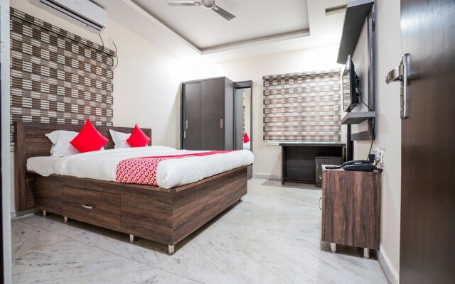Oyo 22445 Lakshmi Residency