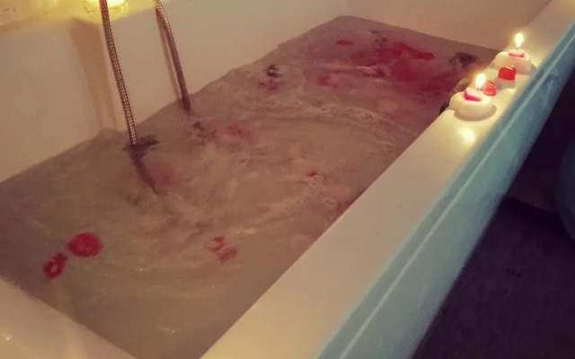 Large View & Jacuzzi