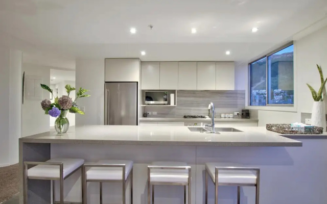 Bay View Condo by Staysouth