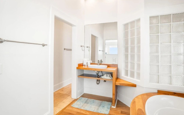 Lavish Two-story Oceanfront Home w/ Huge Deck, Wifi, & Incredible Views