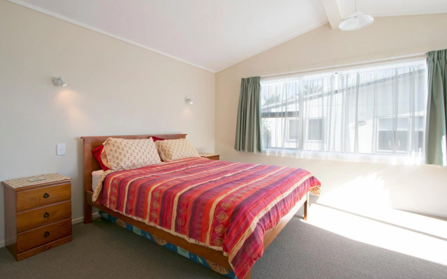 Sweeping Sea Views - Waihi Holiday Home