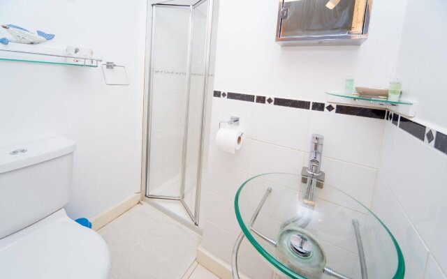 Small double en-suite with stunning views - Contactless Check-In