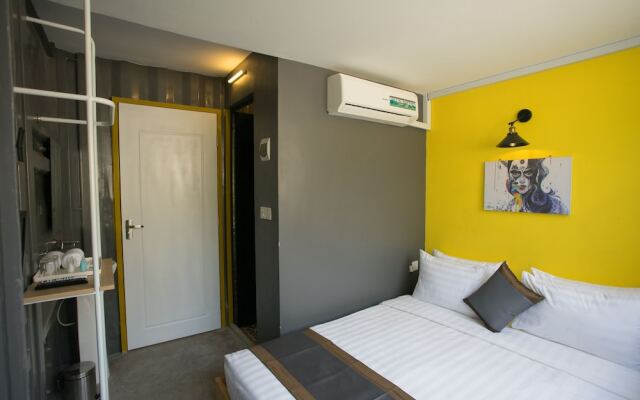 White Rabbit Hostel - Adults Only
