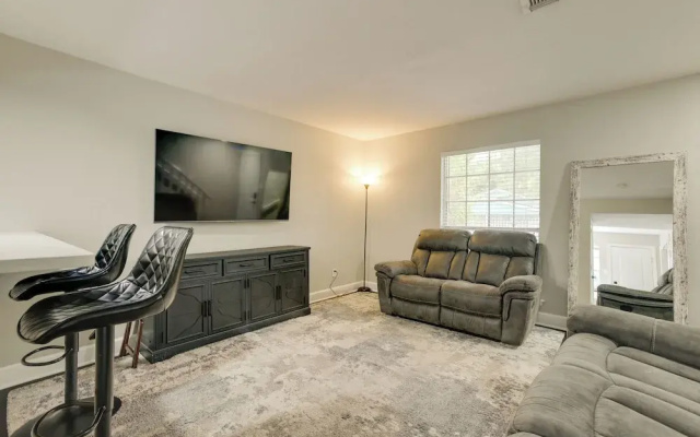 4 Mi to Iah: Suburban Houston Townhome