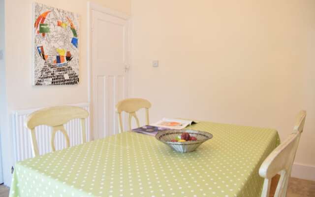 Bright 2 Bedroom House in Oxford