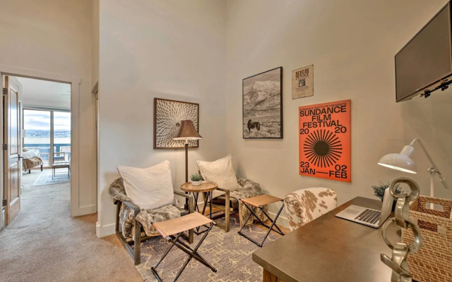 Walkable Park Mountain Getaway: Hot Tub & Views!