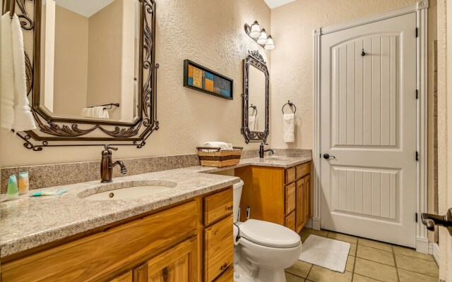 Scenic Terrace 2 Bedroom Condo by Redawning