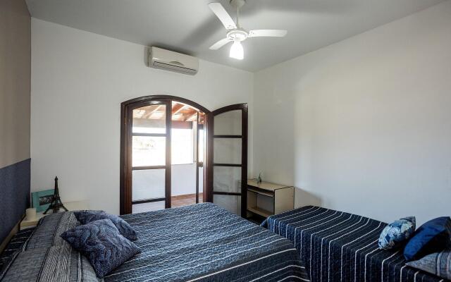 Casa com piscina e churrasqueira perto da praia