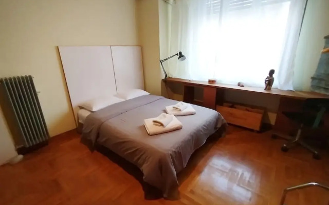 Spacious Apartment Near Parthenon for 6 Persons